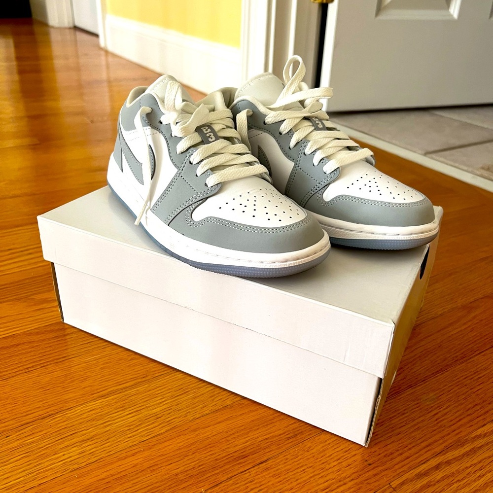 women’s air jordan 1 low size 6.5 white/ wolf grey